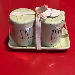 NWT Rae Dunn speckled salt and pepper shakers